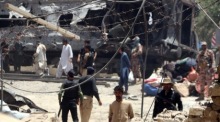 Sicherheitsbeamte und Rettungskräfte untersuchen die zerstörten Waggons am Ort einer tödlichen Zugexplosion in Quetta. Foto: epa/Fayyaz Ahmed