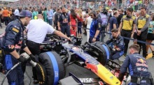 Der Red-Bull-Wagen von Max Verstappen wird vor dem Start des Formel-1-Rennens in Miami auf die Startaufstellung geschoben. Foto: epa/Cristobal Herrera-ulashkevich