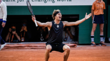Grand Slam/ATP-Tour - French Open, Einzel, Herren, Viertelfinale, Zverev (Deutschland) - Alcaraz (Spanien): Alexander Zverev jubelt nach seinem Sieg. Foto: Matthieu Mirville