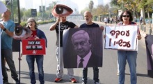 Eine Demonstrantin hält ein Plakat mit dem Bild des israelischen Premierministers Benjamin Netanjahu hoch, während Familien und Unterstützer israelischer Geiseln warten. Foto: epa/Abir Sultan