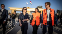 Annalena Baerbock (Bündnis90/Die Grünen), besucht den Grenzübergang zum Gazastreifen in Rafah und spricht mit Mitarbeitern der Deutschen Botschaft. Foto: Michael Kappeler/dpa