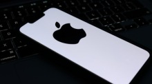 Das Logo von Apple ist auf einem Smartphone zu sehen. Mehrere führende KI- und Technologieunternehmen bereiten einen Börsengang vor. Foto: epa/Adam Vaughan