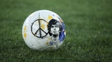 Der Spielball mit dem Porträt des verstorbenen argentinischen Spielers Diego Armando Maradona vor einem Gedenkspiel zu Ehren des verstorbenen argentinischen Spielers. Foto: epa/Federico Proietti