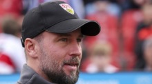 Stuttgarts Cheftrainer Sebastian Hoeneß reagiert vor einem Spiel der deutschen Bundesliga. Foto: epa/Christopher Neundorf
