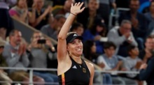 Angelique Kerber winkt den Zuschauern nach ihrem Sieg gegen Naomi Osaka in der ersten Runde des olympischen Tennisturniers in Paris zu. Foto: epa/Divyakant Solanki