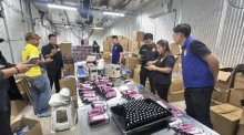 Beamte von Polizei, DSI und Bezirksverwaltung dokumentieren Produktionsanlagen und verpackte E-Zigaretten während der Durchsuchung des Lagers in Bang Lamung. Bild: TMN.TV