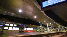 Warnstreikinformationen werden an leeren Bahnsteigen am Hauptbahnhof Wien auf einem Monitor angezeigt. Foto: Robert Jaeger/Apa/dpa