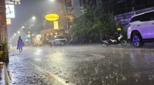 Dichte Regenwolken und kräftige Niederschläge prägen in den kommenden Tagen vielerorts das Wetter in Thailand. Das Wetteramt warnt vor Überschwemmungen, Sturzfluten und rauer See. Foto: Jahner