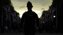 Ein Polizist überquert die Mall am Vorabend der Beerdigung von Königin Elizabeth II. Foto: Petr David Josek/Ap/dpa