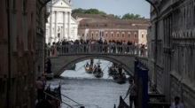 Boote fahren auf einem Kanal in Venedig, wo die 61. Internationale Kunstbiennale vom 9. Mai bis 22. November 2026 stattfindet. Foto: EPA/Zoltan Balogh