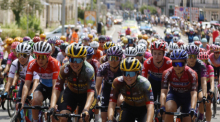 Das Fahrerinnenfeld fährt während der Schlussetappe der Tour de France Femmes hinauf zur Bergankunft auf der Planche des Belles Filles. Foto: Jean-Francois Badias/Ap/dpa