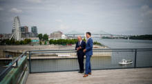 Bundeskanzler Olaf Scholz (SPD) und Justin Trudeau (r), Premierminister von Kanada, unterhalten sich nach der Pressekonferenz. Foto: Kay Nietfeld/dpa