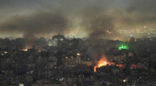Rauch und Flammen steigen nach israelischen Luftangriffen in Dahija, den südlichen Vororten von Beirut, von Gebäuden auf. Foto: Bilal Hussein/Ap/dpa