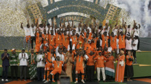 Afrika-Cup, K.o.-Runde, Finale, Nigeria - Elfenbeinküste: Max-Alain Gradel von der Elfenbeinküste hebt den Pokal nach dem Endspiel. Die Elfenbeinküste hat das Spiel mit 2:1 gewonnen. Foto: Themba Hadebe/Ap/dpa