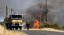 Ein Feuerwehrmann geht nahe Ille-sur-Têt an einem Waldbrand vorbei, der in einem schwer zugänglichen Berggebiet ausgebrochen war. Foto: dpa/Matthieu Rondel