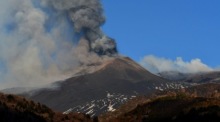 Ein Lavastrom fließt die Hänge hinunter, als der Vulkan Ätna aus dem Südostkrater Catania, Sizilien, ausbricht. Foto: epa/Orietta Scardino