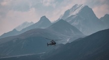 Ein Hubschrauber fliegt in der Solukhumbu-Region des Mt. Everest. Foto: epa/Seven Summit Trek / Handout