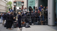 Journalisten warten auf die Ankunft des Herzogs von Sussex in den Rolls Buildings, wo er im Prozess gegen die Mirror Group Newspapers (MGN) aussagen soll. Foto: Lucy North/Pa Wire/dpa
