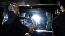 Medienvertreter fotografieren einen Van mit dem ehemaligen thailändischen Premierminister Thaksin Shinawatra, als dieser das Police General Hospital in Bangkok, Thailand, am 18. Februar 2024 verlässt. Foto: epa/Narong Sangnak