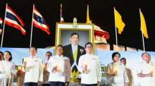 Vertreter aus Politik, Verwaltung und Gesellschaft nehmen an der feierlichen Kerzenzeremonie zu Ehren des Königs im Mahakan-Fort-Park in Bangkok teil. Bild: Bangkok Metropolitan Administration (BMA)
