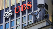 Schweizer UBS-Bank hinter den Statuen an der Fassade der Alten Oper in Frankfurt. Foto: epa/Mauritz Antin