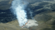 Eine Luftaufnahme zeigt die Aktivität des Vulkans Fagradalsfjall. Foto: Ernir Snaer