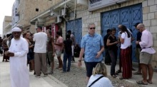 Ausländische Touristen warten auf der Insel Socotra vor dem geschlossenen Büro von Yemenia Airways, nachdem der Konflikt zwischen Regierung und Southern Transitional Council Flüge lahmlegte. Foto: epa/Stringer