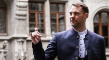 Manuel Neuer kommt zur Meisterfeier des FC Bayern München auf dem Marienplatz in München an. Foto: epa/Anna Szilagyi