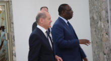 Der senegalesische Präsident Macky Sall (R) und der deutsche Bundeskanzler Olaf Scholz (L) nehmen an einer Pressekonferenz im State House in Dakar teil. Foto: epa/Aliou Mbaye