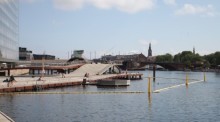 Menschen kühlen sich in einem Hafenbad im inneren Hafen ab. Kopenhagen richtet in den kommenden Tagen den 28. Weltkongress der Architekten aus. Foto: Steffen Trumpf/dpa