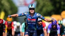 Tim Merlier bejubelt seinen Etappensieg bei der 8. Tour-de-France-Etappe in Périgueux. Foto: dpa/Jasper Jacobs