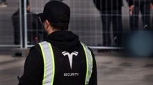 Werksschützer vor einem Besuch des Tesla-Chefs Elon Musk im Elektroautowerk in Grünheide bei Berlin. Foto: epa/Filip Singer