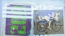 Sichergestellte mit LSD beträufelte Pappe liegen während einer Pressekonferenz im Bundeskriminalamt auf einem Tisch. Foto: Silas Stein/dpa