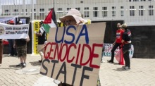 Demonstranten versammeln sich vor der US-Botschaft in Johannesburg. Foto: epa/Kim Ludbrook