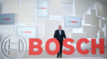 Stefan Hartung steht bei der Bilanzpressekonferenz vor einem Bosch-Logo. Foto: dpa/Bernd Weißbrod