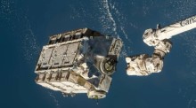 Eine externe Palette mit ausgedienten Nickel-Wasserstoff-Batterien wurde vom Canadarm2-Roboterarm (der Internationalen Raumstation ISS) freigegeben. Foto: Nasa/dpa