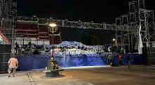 Verwüstung nach Sturm: Eingestürzte Bühne auf Tempelmarkt in Nonthaburi, Thailand. Drei Musiker wurden verletzt. Foto: Sanook
