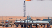 Technische Anlagen stehen auf einem saudi-arabischen Ölfeld, rund 160 Kilometer von Riad entfernt. Foto: Ali Haider/epa/dpa