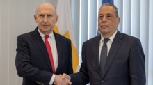 Der britische Verteidigungsminister John Healey (links) wird vom zyprischen Verteidigungsminister Vasilis Palmas (rechts) im Verteidigungsministerium der Republik Zypern in Nikosia begrüßt. Foto: epa/Po Rory Arnold