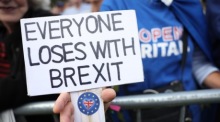 Eine Person hält ein Brexit-Schild auf dem Parliament Square während des "Rejoin"-Marsches im Zentrum Londons. Foto: epa/Isabel Infantes