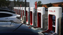 Tesla Elektrofahrzeuge laden an einer Supercharger-Station in Hawthorne. Foto: epa/Caroline Brehman