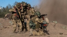 Ukrainische Soldaten der 33. mechanisierten Brigade evakuieren ihren Kameraden während einer Übung in der Region Charkiw. Foto: Andrii Marienko/Ap/dpa