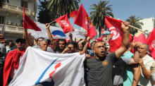 Tunesische Gewerkschafter nehmen an einer Kundgebung während eines Streiks teil, der von der Allgemeinen Tunesischen Arbeitergewerkschaft (UGTT) in Tunis angekündigt wurde. Foto: epa/Mohamed Messara