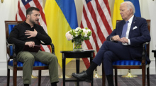 US-Präsident Joe Biden (r) spricht mit dem ukrainischen Präsidenten Wolodymyr Selenskyj. Foto: Evan Vucci/Ap/dpa
