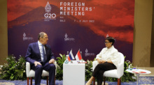 Sergej Lawrow (l), Außenminister von Russland, und Retno Marsudi, Außenministerin von Indonesien, treffen sich beim G20-Außenministertreffens auf Bali. Foto: Willy Kurniawan
