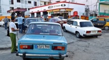 Autos stehen in Havanna Schlange an einer Tankstelle, während Treibstoffmangel und Versorgungsengpässe die Krise verschärfen. Foto: EPA/Yander Zamora