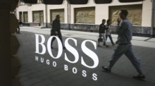 Fussgänger gehen an einem geschlossenen Hugo Boss-Geschäft in Moskau vorbei. Foto: epa/Yuri Kochetkov