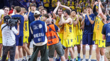 Die Mannschaft von Alba Berlin freut sich über den Sieg und bedankt sich bei den Fans. Foto: Andreas Gora/dpa
