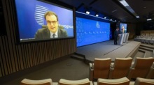 Eurogruppen-Präsident Kyriakos Pierrakakis ist bei einer Online-Sitzung der Finanzminister im Zusammenhang mit Energiepreisen und Konjunktur zu sehen. Foto: epa/Olivier Hoslet