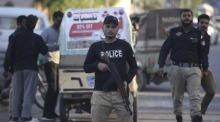 Pakistanische Sicherheitsbeamte stehen während einer Sicherheitswarnung in Karatschi Wache. Foto: epa/Shahzaib Akber